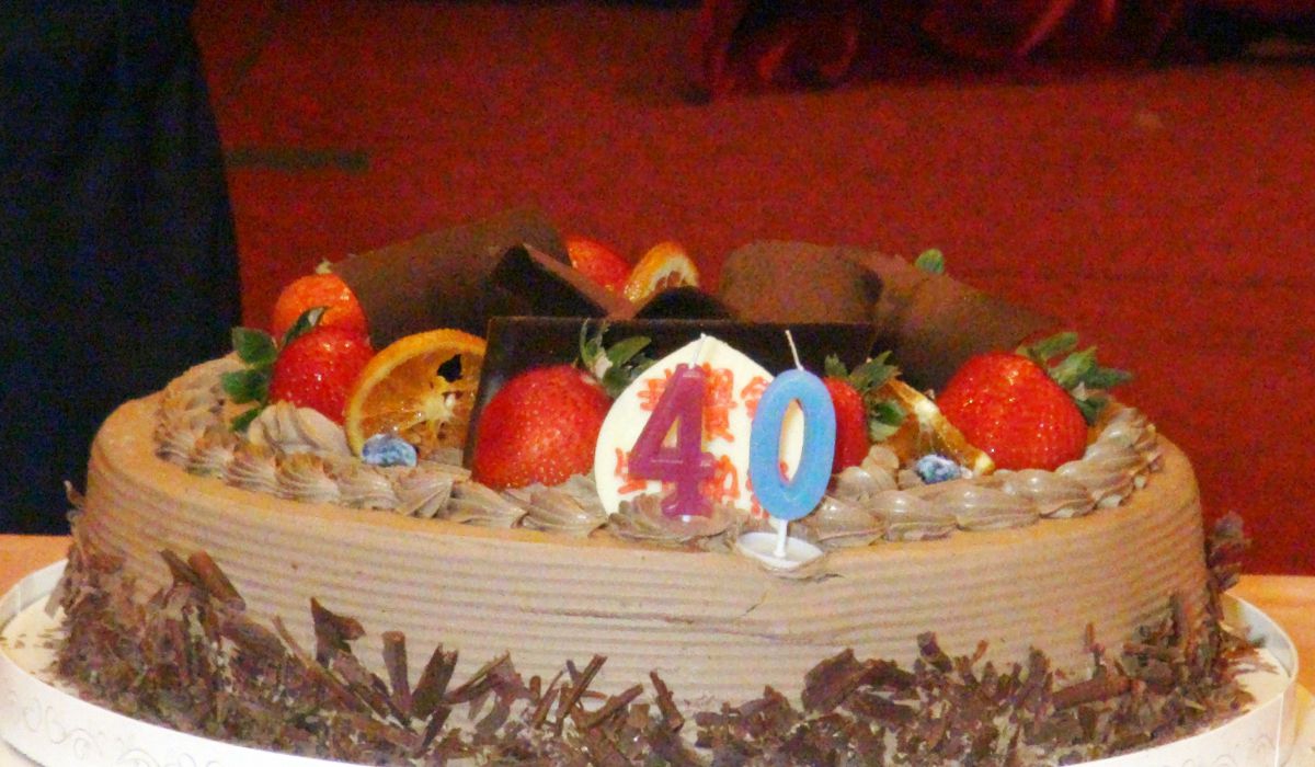 代表祝福圓滿的四十周年蛋糕，點燃代表傳承的蠟燭期許再一個四十年。