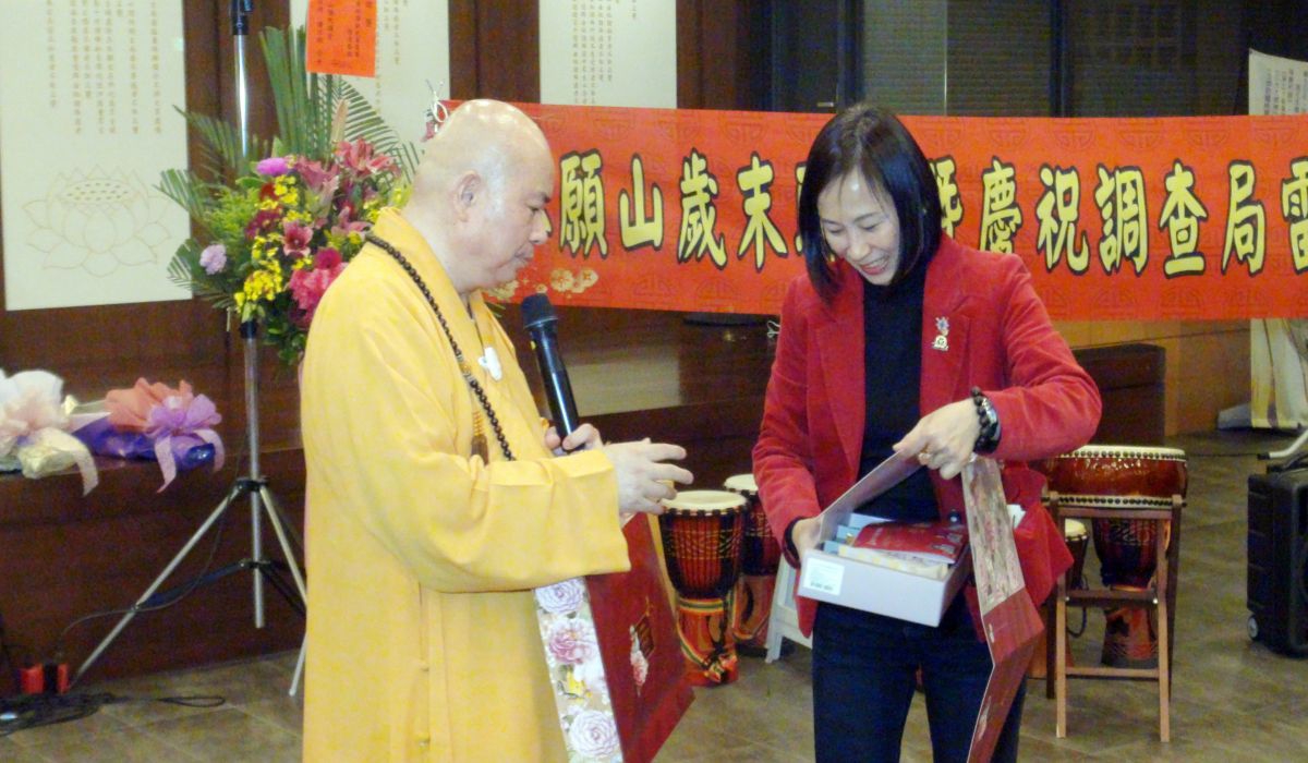 本願山釋信願法師與特助吳孟芬