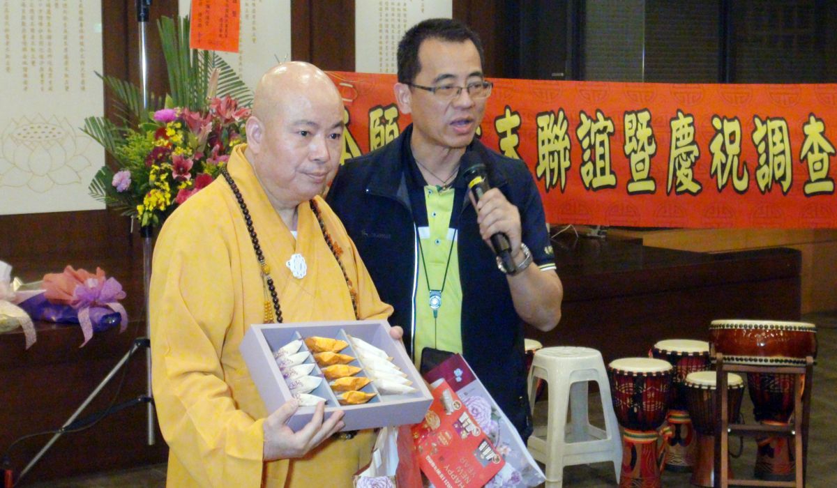 本願山釋信願法師說明贈品內容