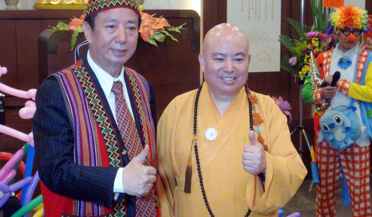 林仲文與信願法師合影