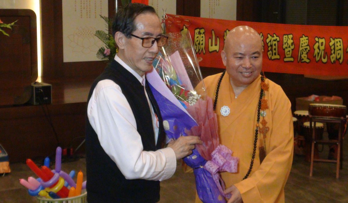 國民黨中常委周楷倫送花給信願法師