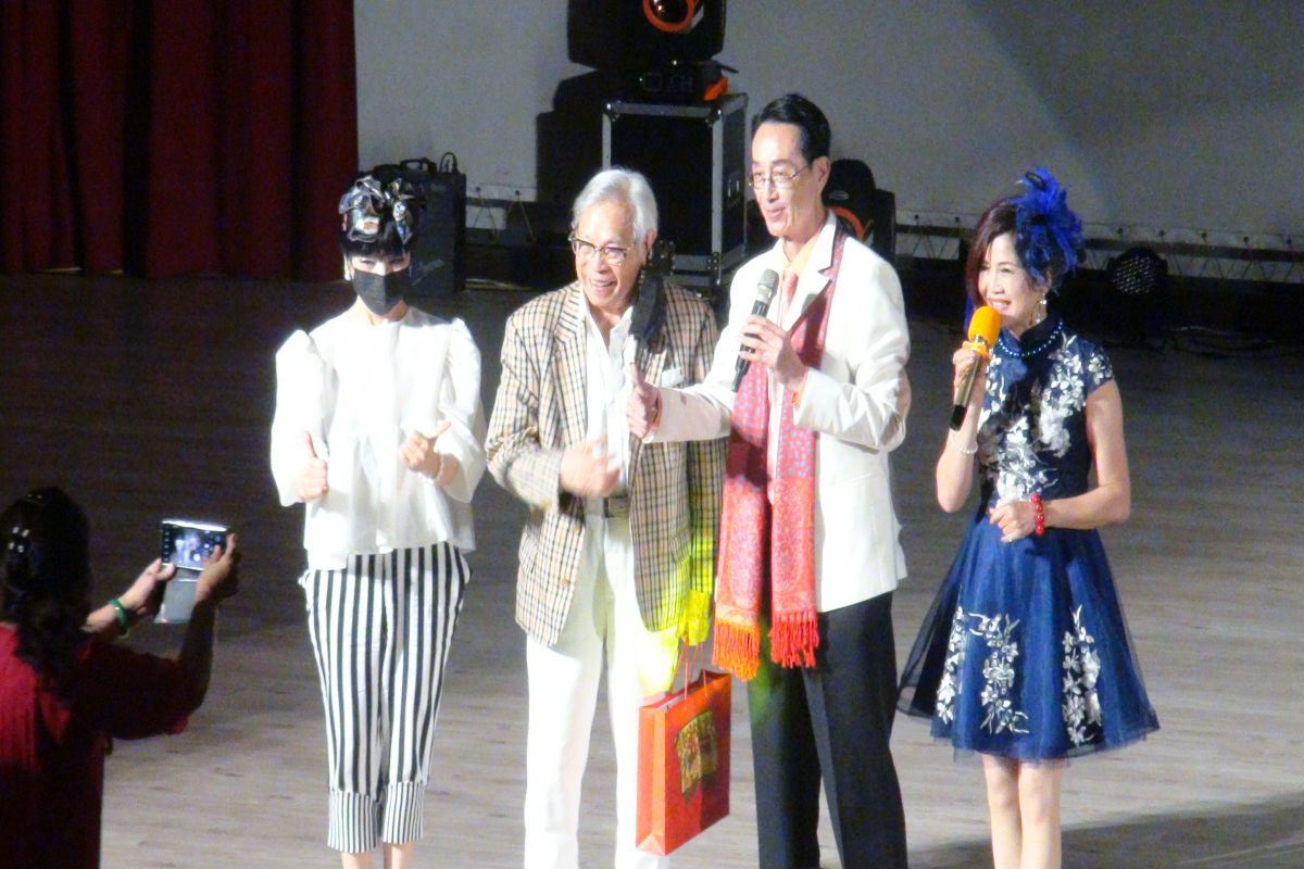 影星關聰致贈自己在香港食品獲首獎XO醬給85高齡老者