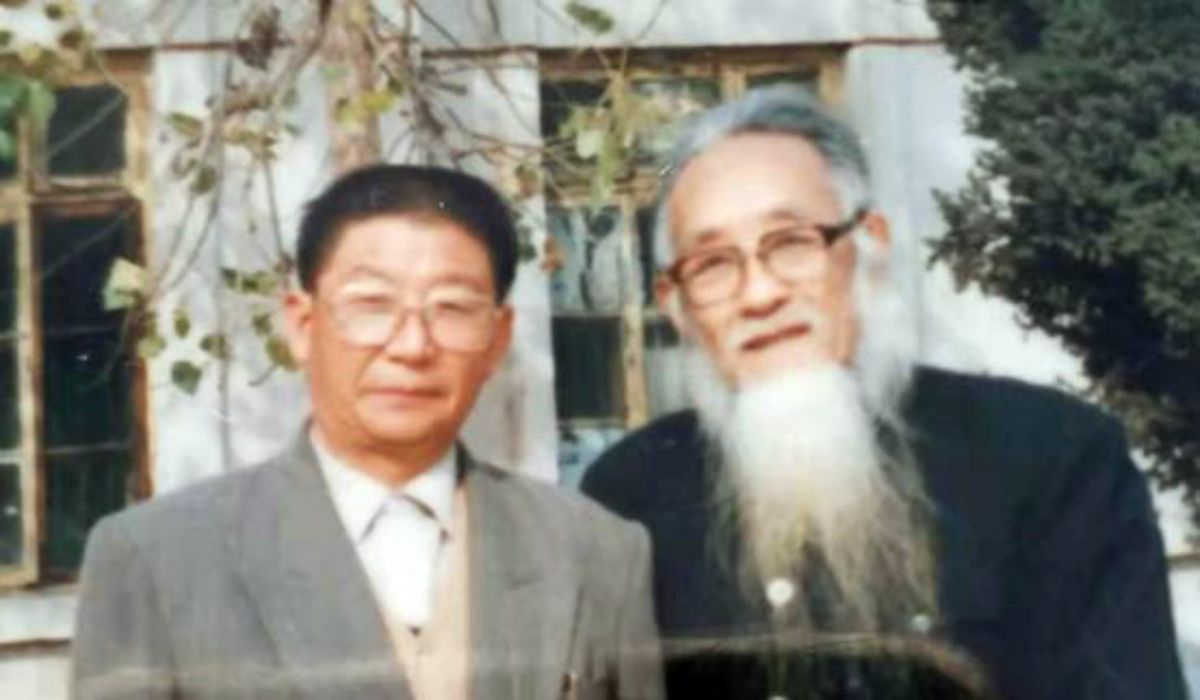 1994年王殿珍與恩師何仰羲老先生的合影