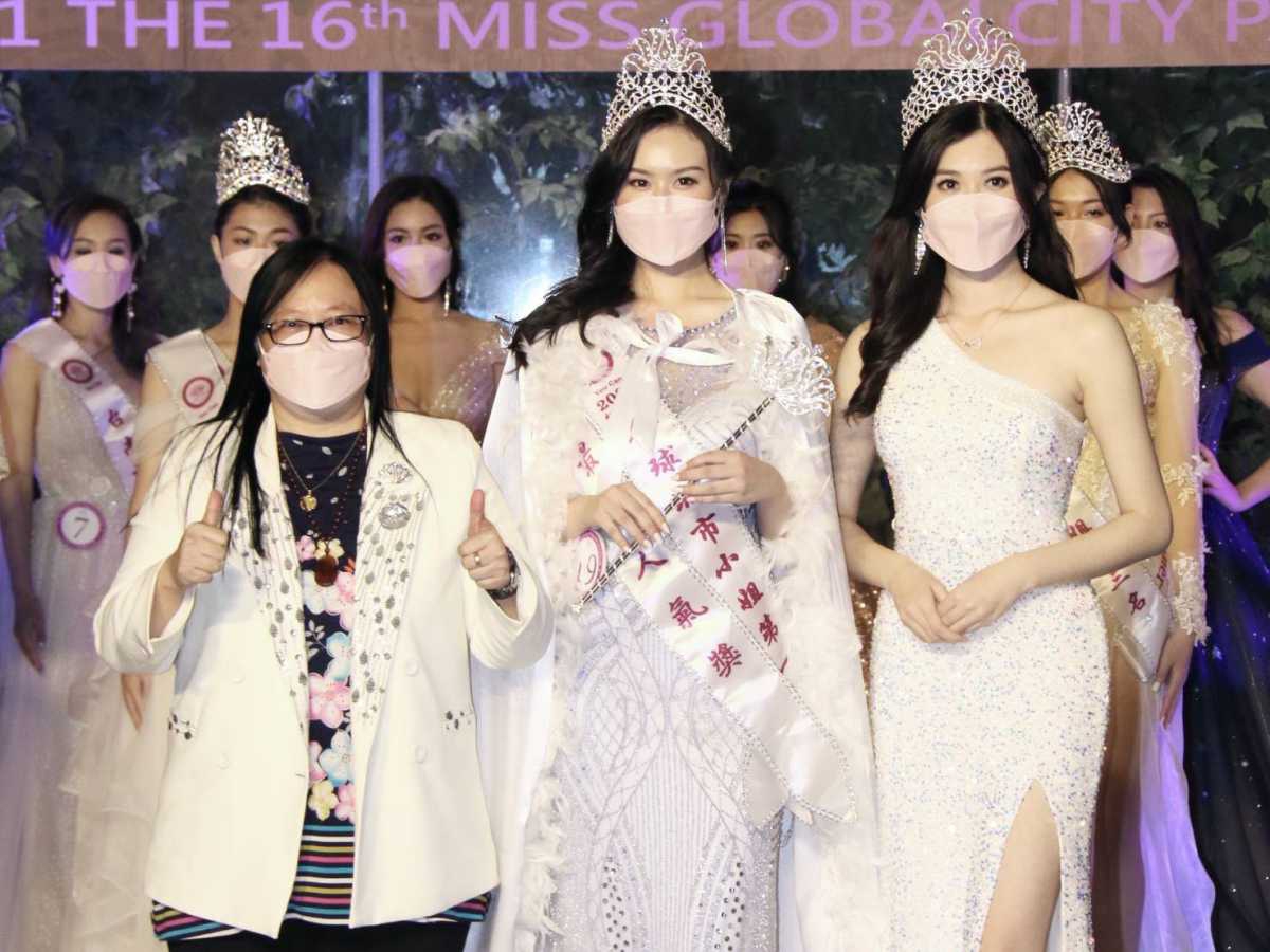 大賽主席MEI YEN女士(左一)頒獎給城市小姐冠軍賴沛涵，右為2019台灣賽區第一名柯純心。(中華全球城市選拔協會提供)