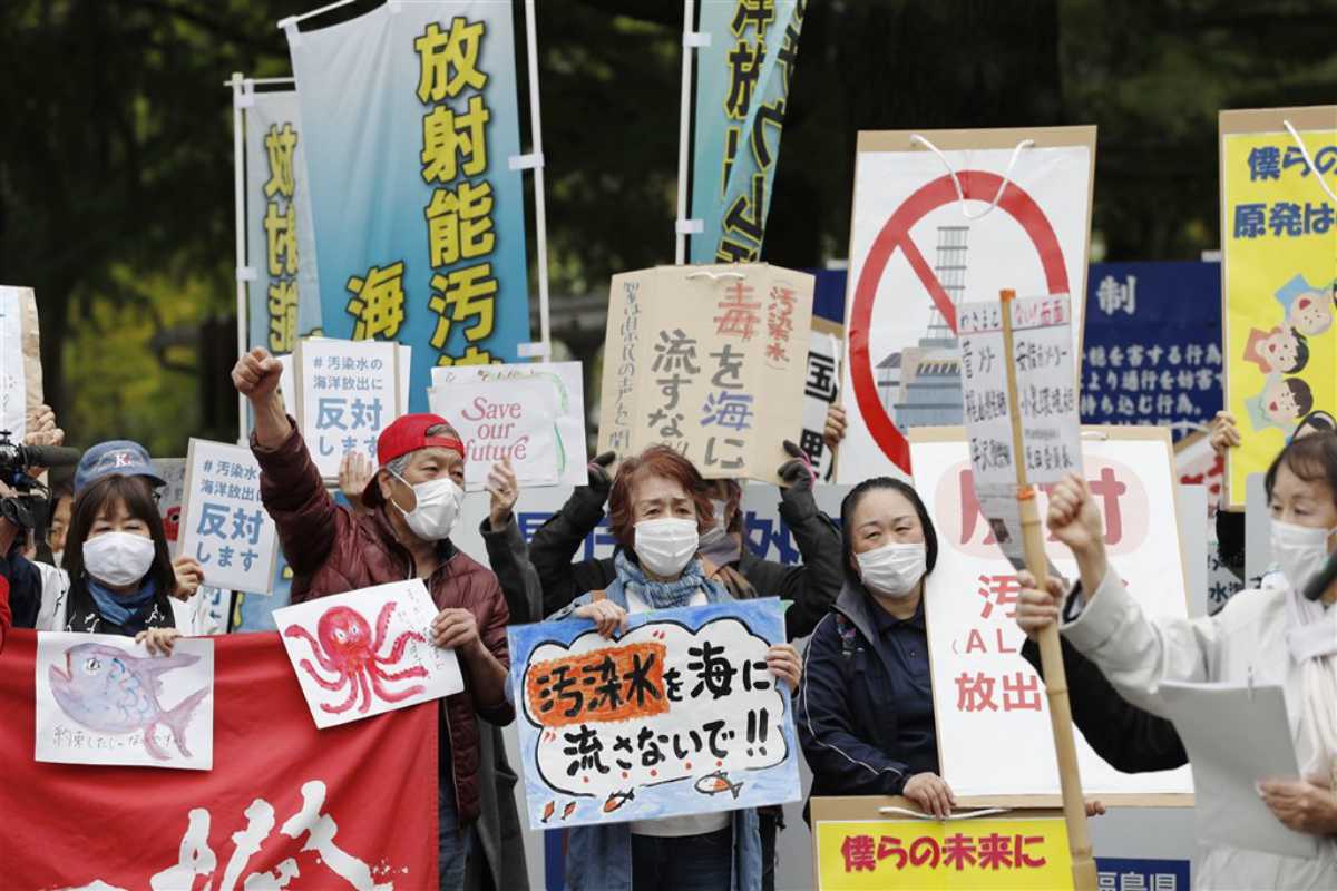 日本政府13日拍板將「核廢水」排放入海，民眾前往福島縣政府前抗議。（共同社）
