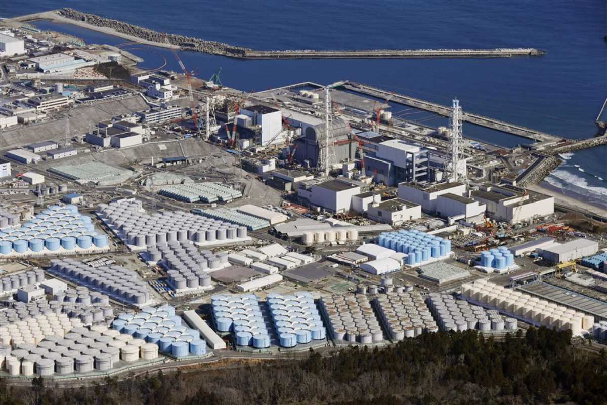東京電力公司25日宣布，擬將福島核廢水以海底管線排至離岸1公里外海域。原能會表示，已組成跨部會因應平台，整合海域監測規劃與執行等4面向。圖為福島第一核電廠。（共同社）