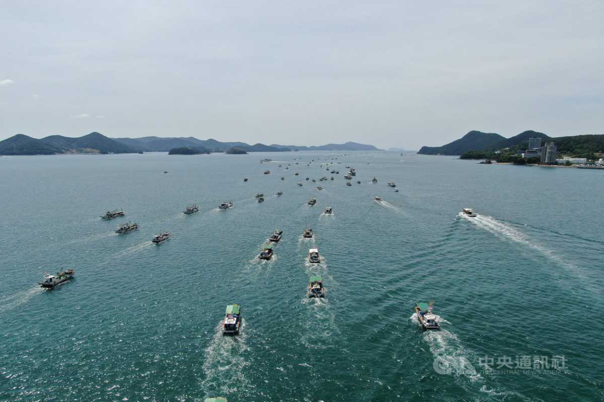 350艘漁船26日集結於韓國慶尚南道臨海城市統營，對日本政府決定將福島核電廠產生核廢水排入海中的作法表達抗議，也提出希望韓國政府更強力應對的訴求。（韓國環境運動聯合提供）