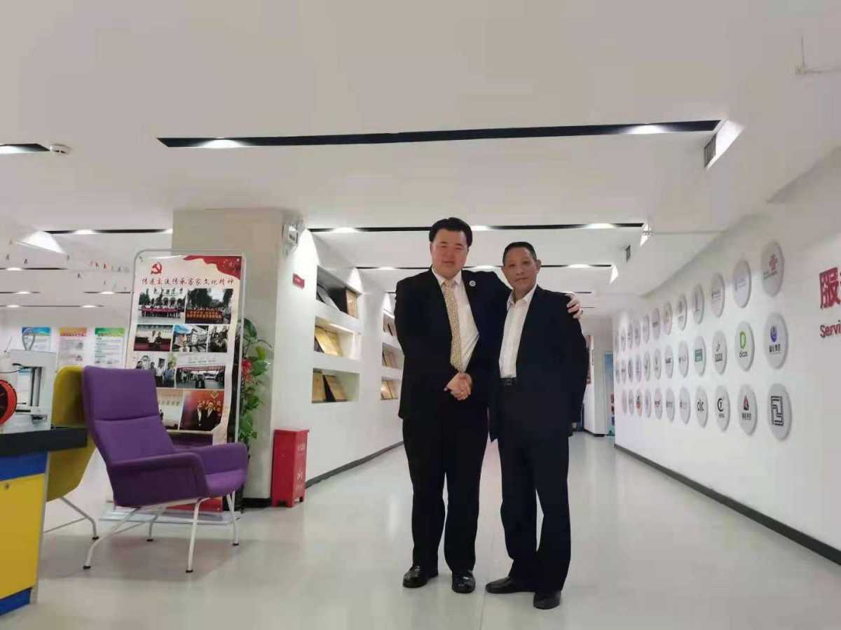 右：福建省客家企业商会长  陈志武先生 左：安徽省客家企业商会代表  陈志刚先生
