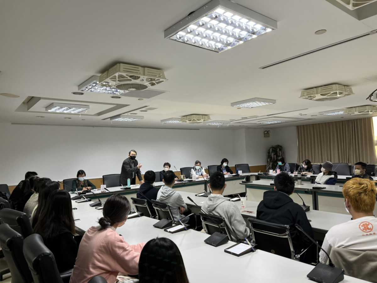 「臺灣地方政府與 政治」課程的 27 名學生，到臺南市政府參訪-兩岸時報（臺灣總社）