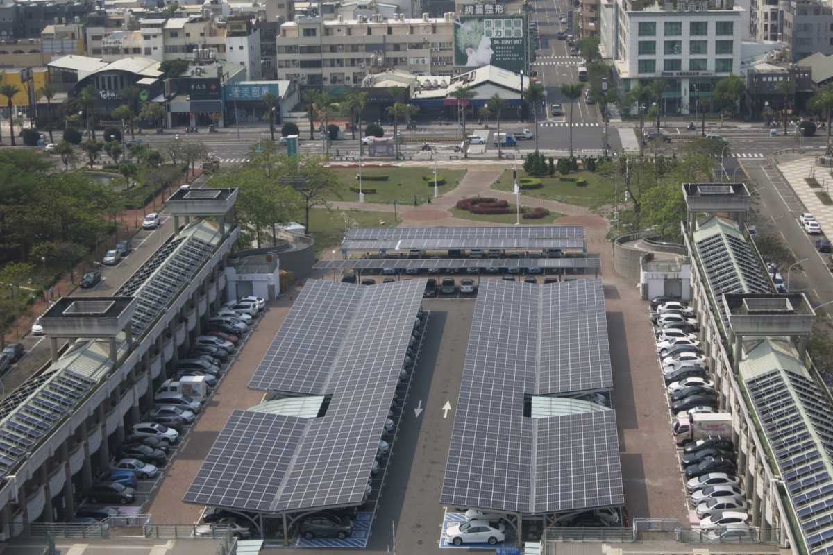 雙市政中心「綠能屋頂、種電收益」