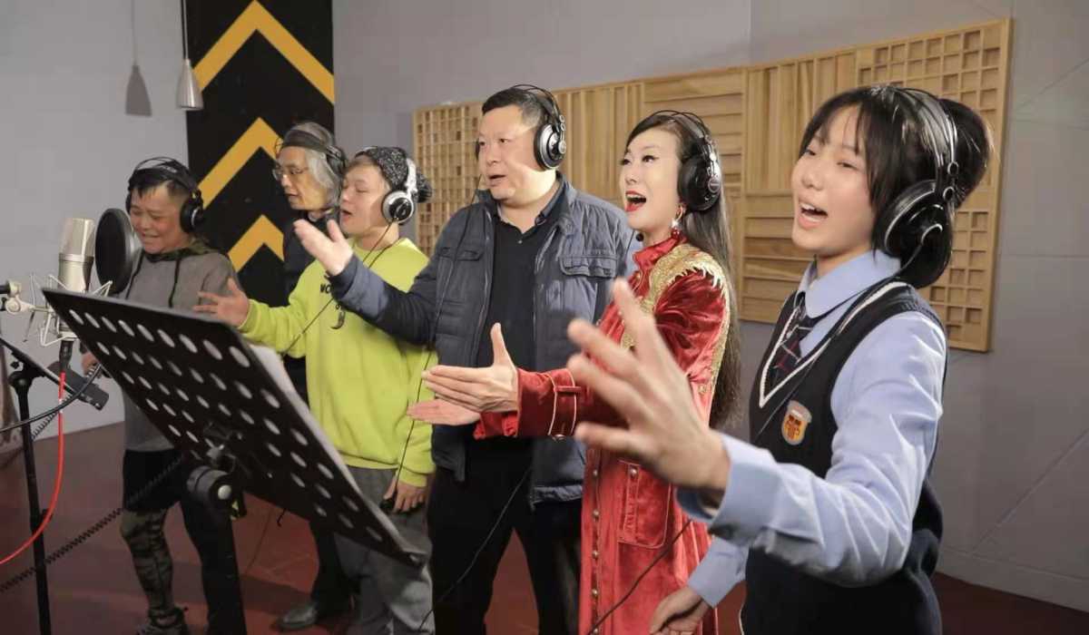 閩南語歌後陳飛（右二）等兩岸文體群星共同演唱《嗨，北京！嗨，冬奧》