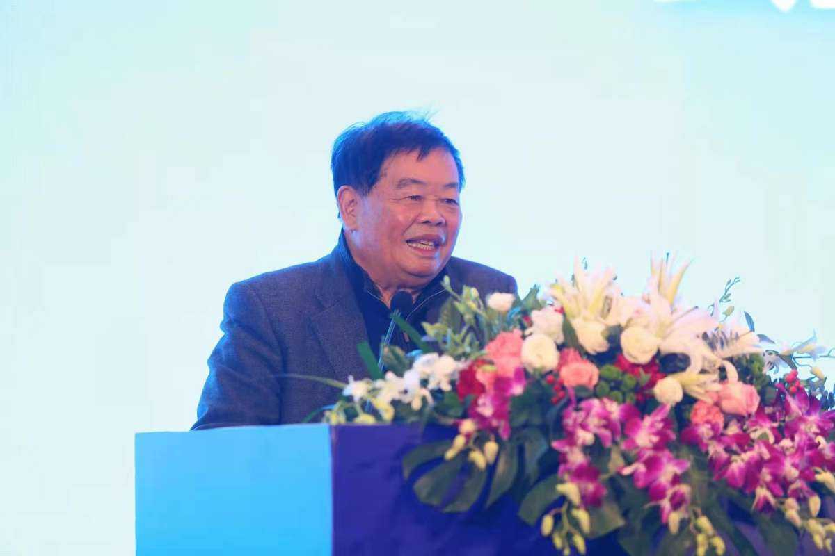 福耀玻璃董事長曹德旺發表主題演講