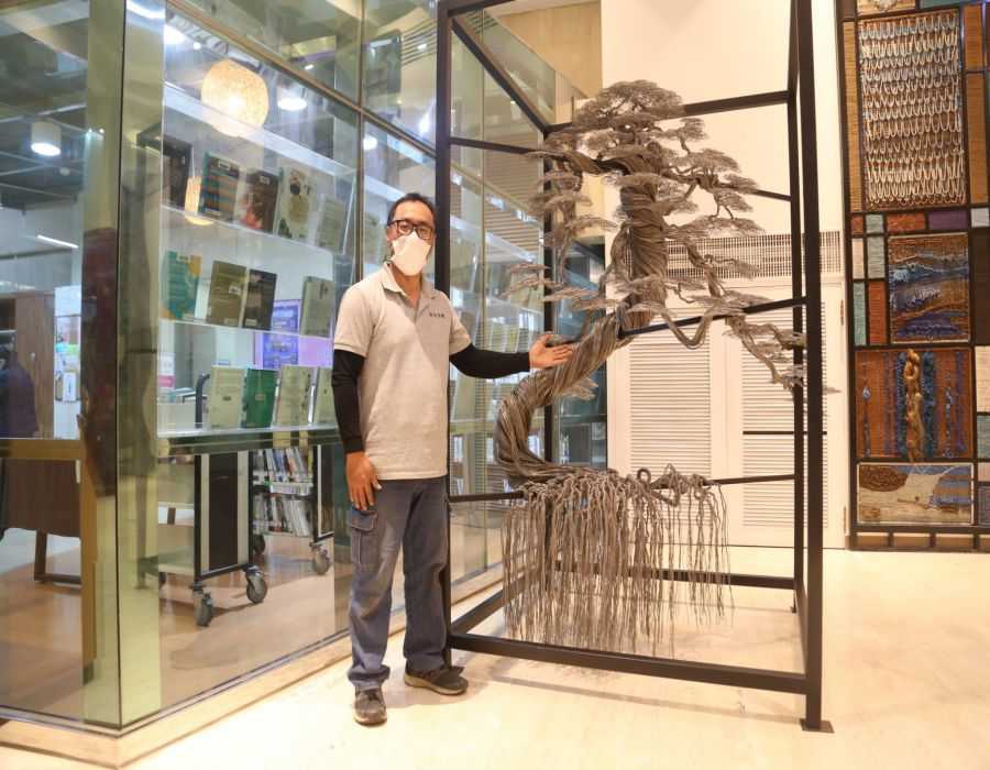 公版-謝應德巨型創作《縷縷春華》，以手工將纖細鋁線雕塑盤整「迎賓松」的雄偉氣勢.jp.jpg