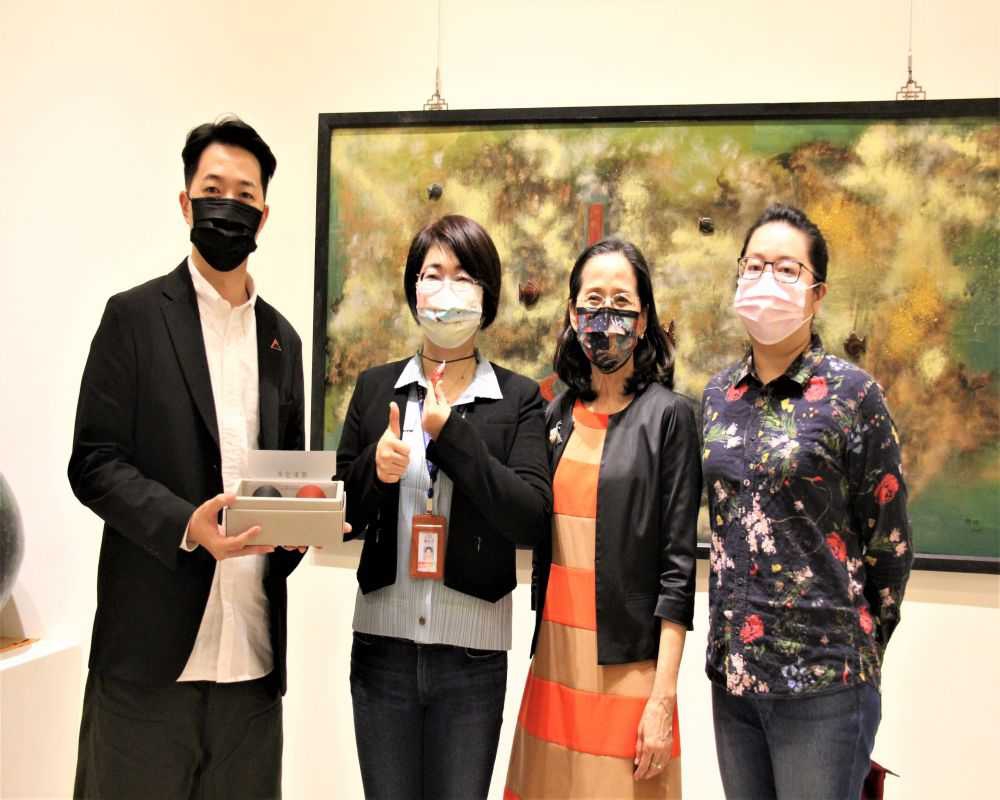 賴信佑(左1)師承父親的技藝，在2021TCOD臺中原創選品活動中，以「本色漆器」系列入選.jpg