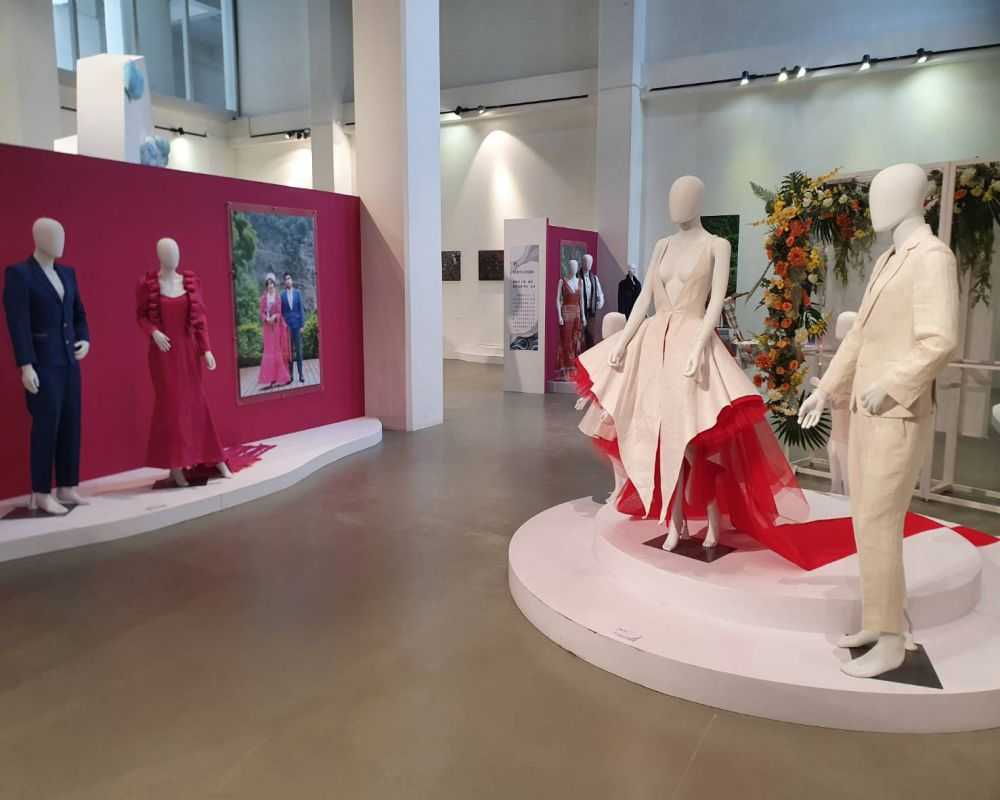 展覽中運用泰雅織法揉合傳統與現代的婚宴服裝.jpg