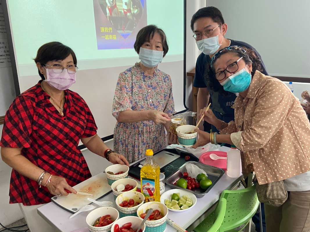 丁庭仙（正中）與在場學員分享樂活要訣並一起製作緬甸涼拌茶葉.jpg.jpg