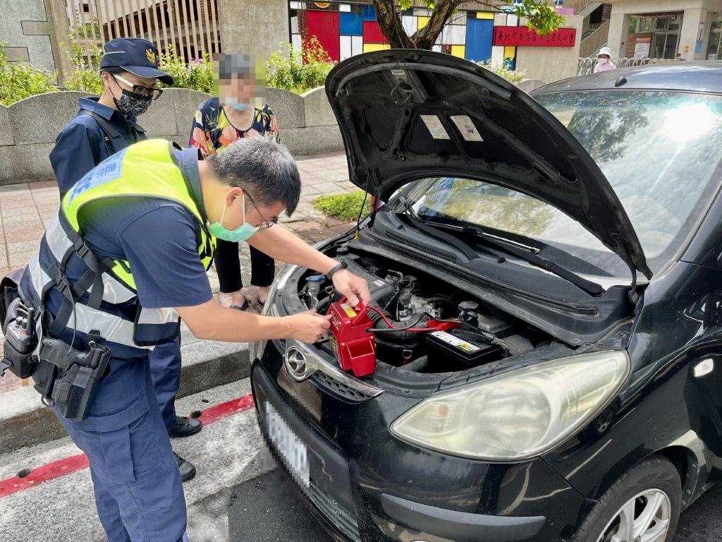 照片1-臺北市保安警察大隊員警用電霸接電，成功啟動車輛協助脫困。