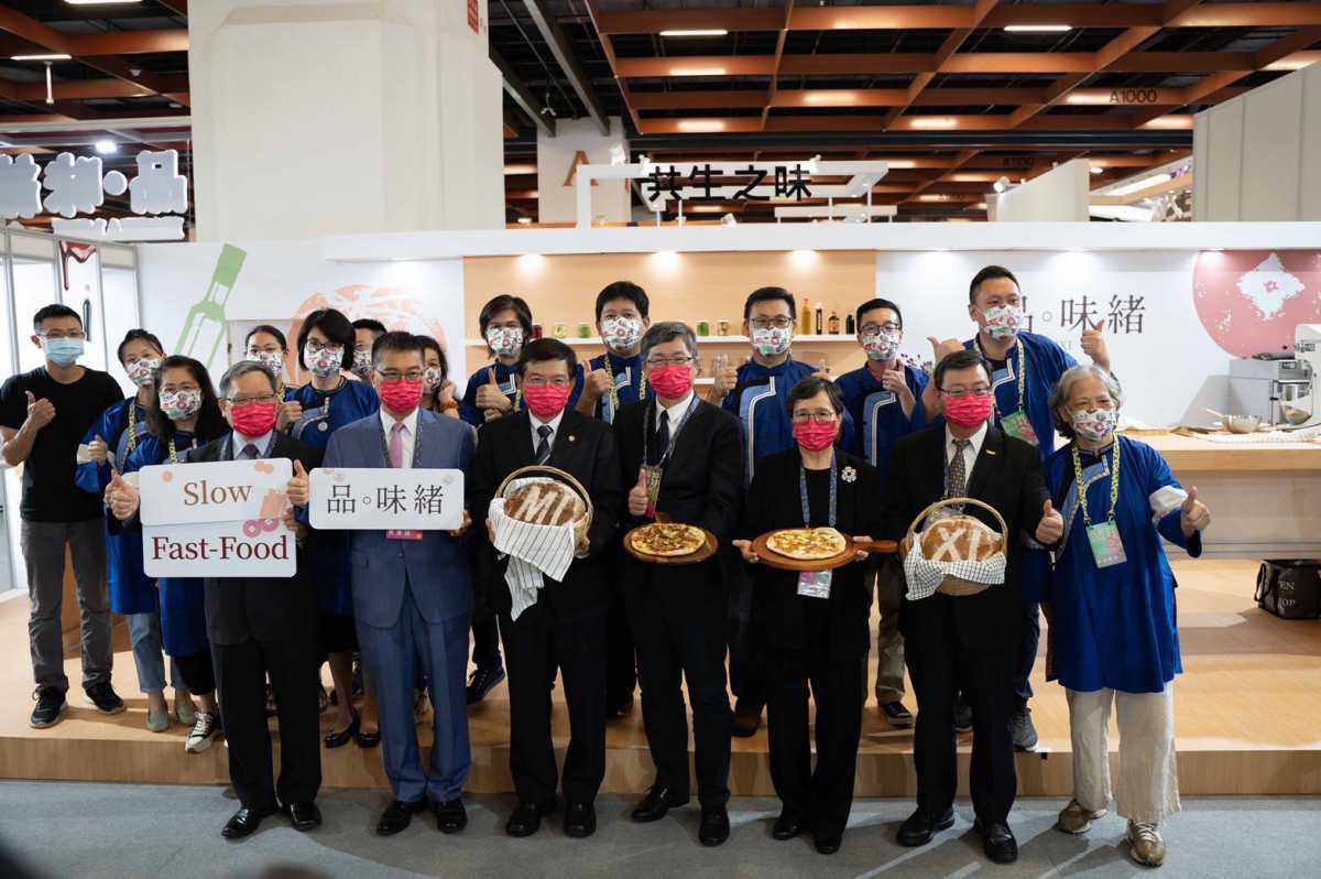 「2022 台灣美食展」客委會楊長鎮主委與業者的大合影（圖：客家委員會 提供）