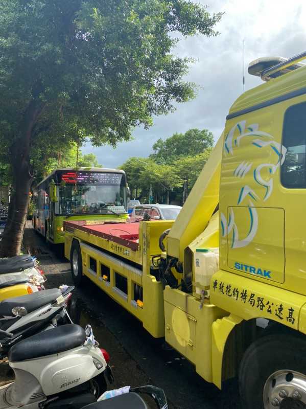 颱風天公車拋錨擋道 士林警大力推車排除 上班族狂比讚!