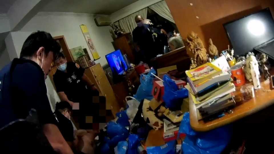 善用裝備/持刀與警對峙，警迅速壓制逮捕送辦