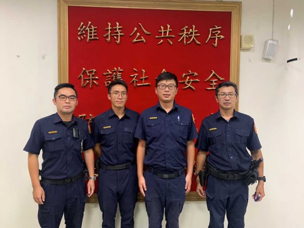  老翁跌倒派出所前 內湖警及時救助