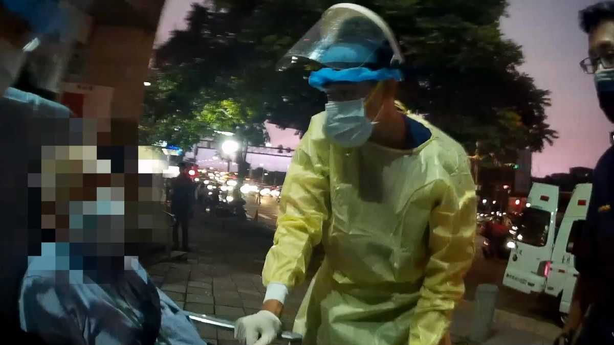  老翁跌倒派出所前 內湖警及時救助