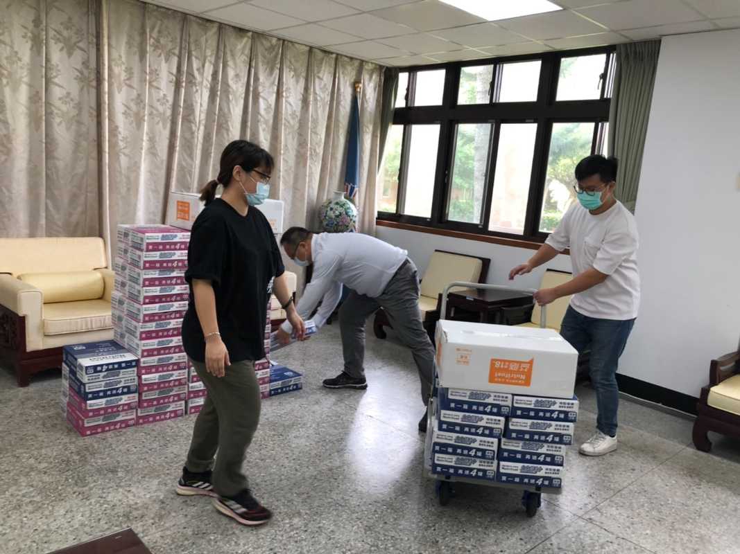 台灣微笑愛心文化教育協會 捐贈桃園榮家100箱營養品