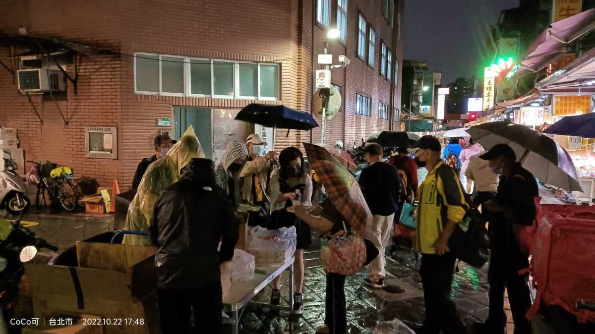 豐溢開發風雨送餐來、豐盛溢滿分享愛龍山寺廣州街關懷街友愛心送便當！