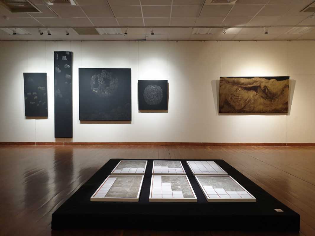 2-展場照片，前方為藝術家洪瑄作品《合格》，後方左至右黃立穎《黑裡黑的光》、黃至正.jpg