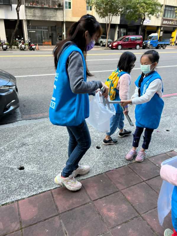圖一：7歲女童Mini利用周末與媽媽一起參與掃街活動.jpg