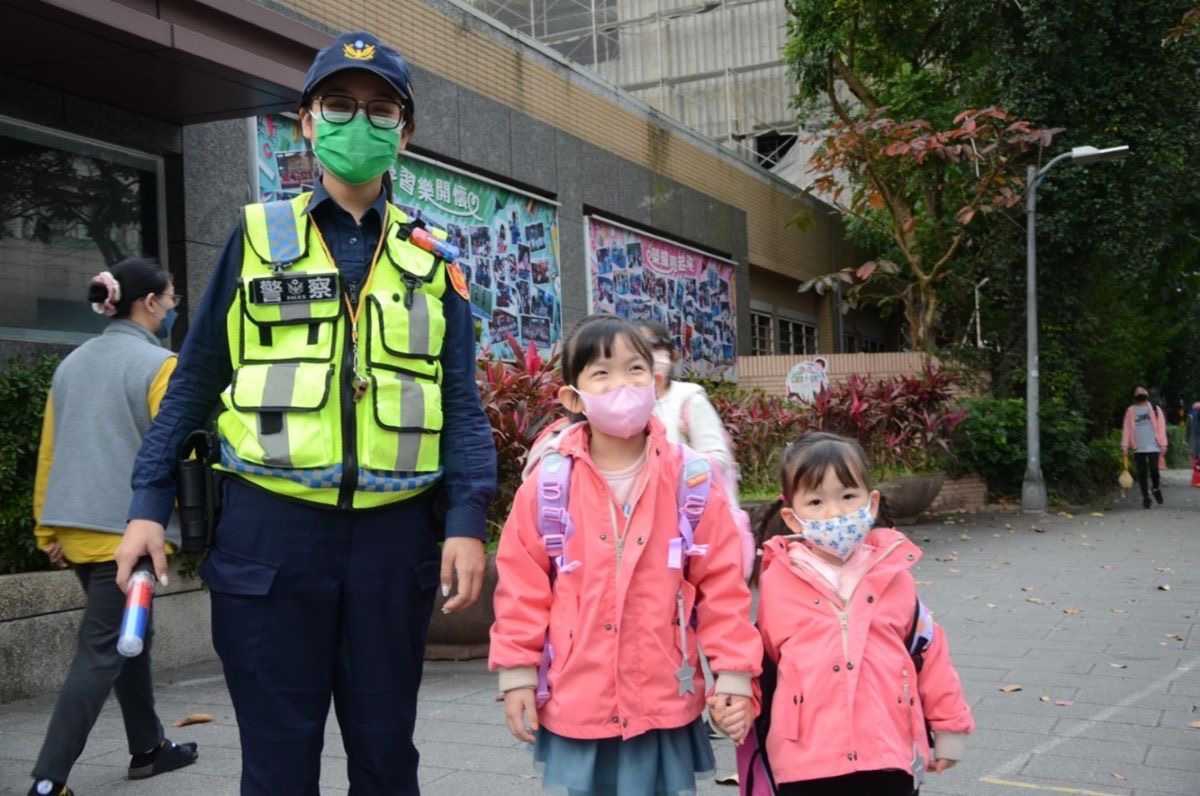 內湖分局警開學日護童宣導、家長很放心！