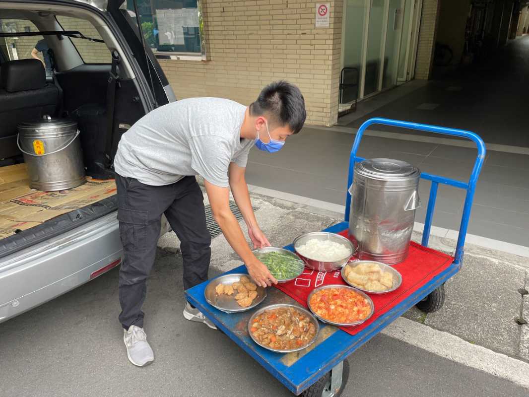 臺北市保安警察大隊載著剛起鍋出爐的飯菜，為長者們提供物美價廉的搭伙送餐服務。