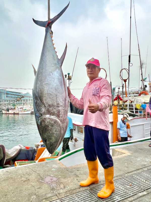 漁船「新發財1號」於恆春西南方海域捕獲第一尾鮪黑鮪魚（圖：傳播暨國際事務處 提供）