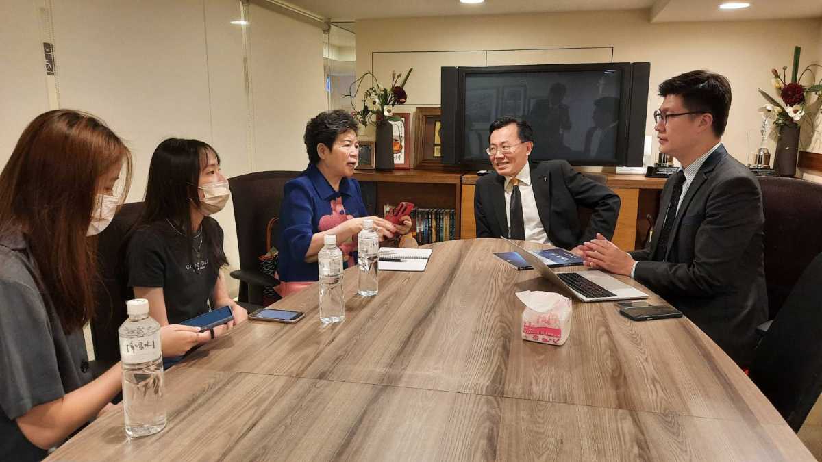 高雄大學兼任教師張秀瓊(左三)率生訪問山達基教會高雄機構董事長薛智元(右二).jpg.jpg