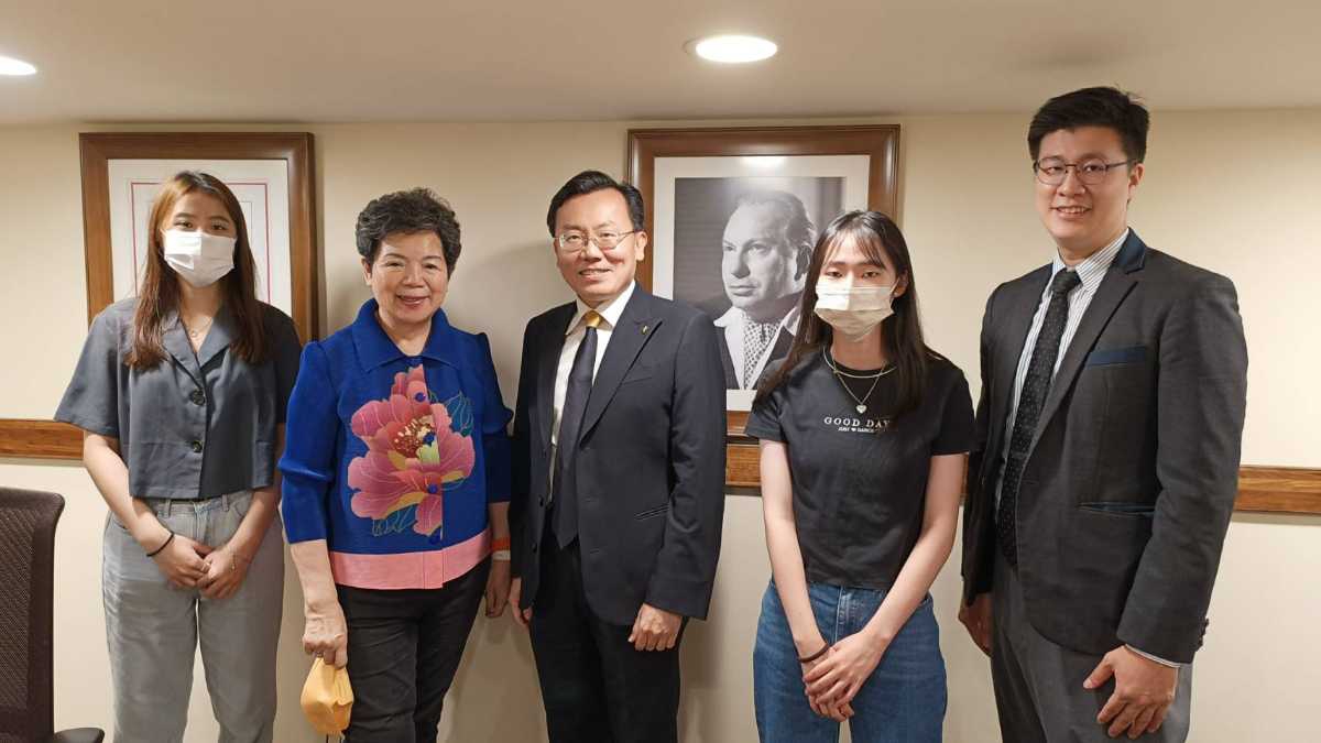 高雄大學兼任教師張秀瓊(左三)率生訪問山達基教會高雄機構董事長薛智元(右二)2.jpg.jpg