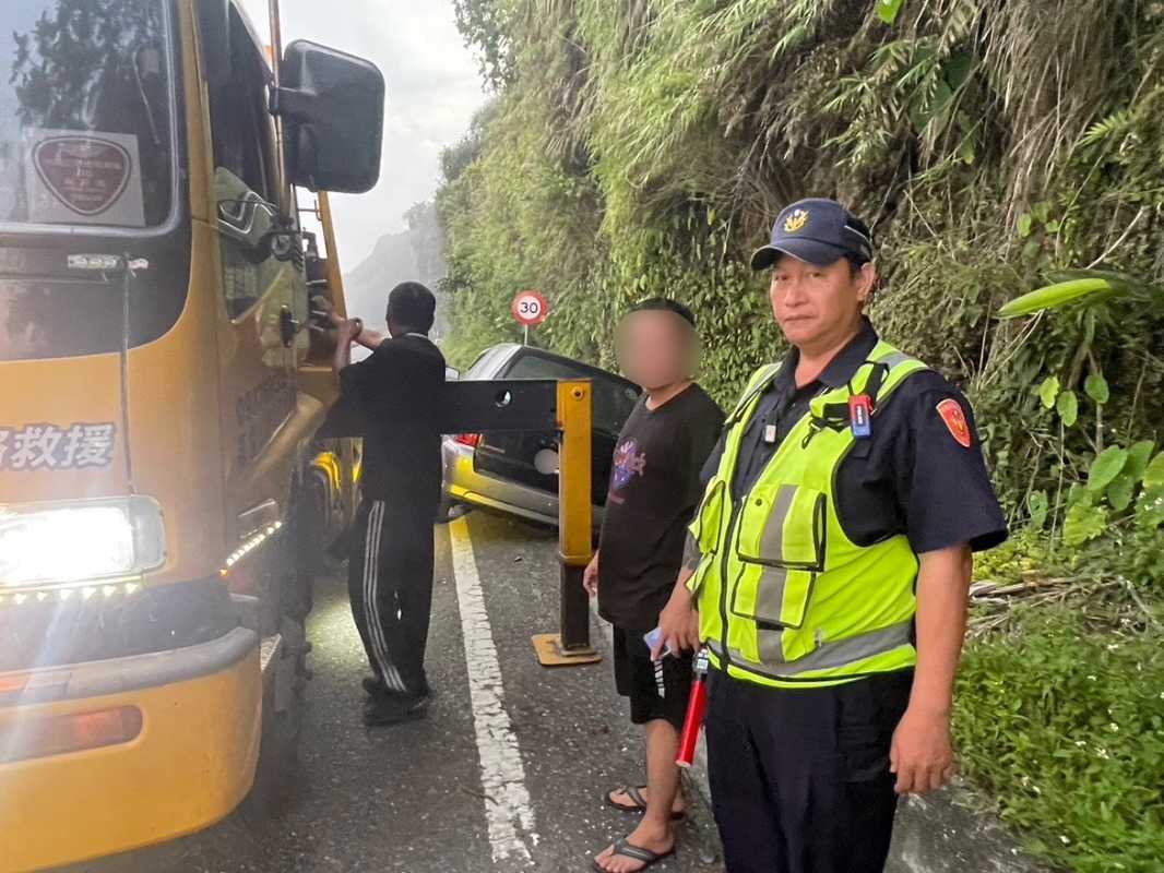 「瑪娃颱風」來襲 鳳警協助受困車輛救援