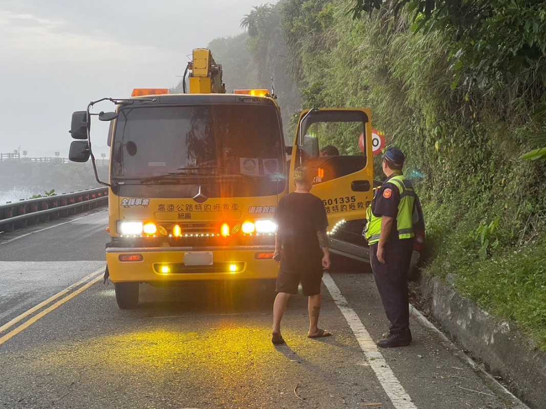 「瑪娃颱風」來襲 鳳警協助受困車輛救援