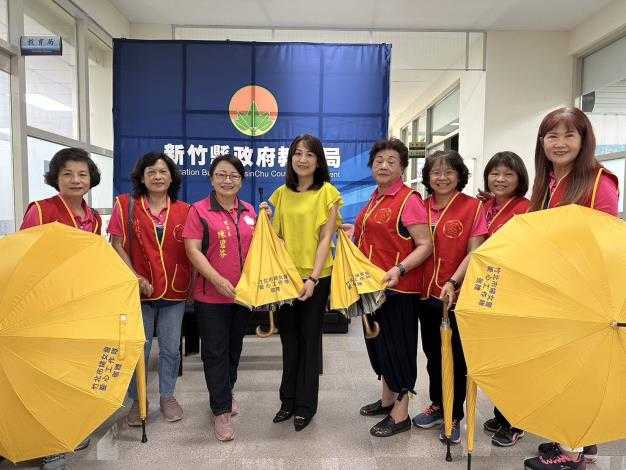 竹北市婦女會捐贈2000支愛心傘 減少學童淋雨感冒機會