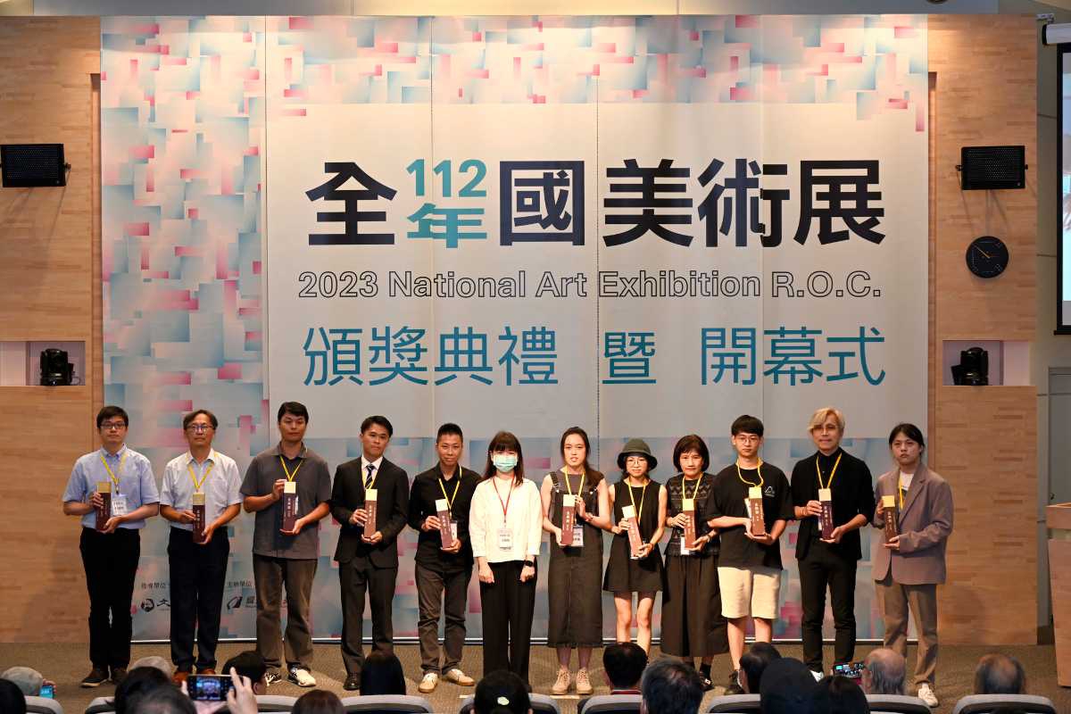 文化部政務次長李靜慧（左起6）與金牌獎得主合影.jpg
