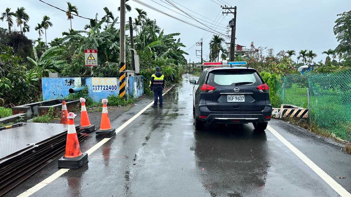 颱風來襲樹倒阻礙交通 里警積極防災立即排除