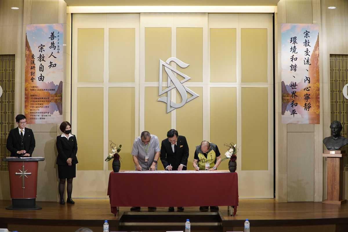 山達基教會高雄機構董事長與天主教顯靈聖牌聖母堂主任司鐸李廷揚神父及麻豆太子宮主委.jpg