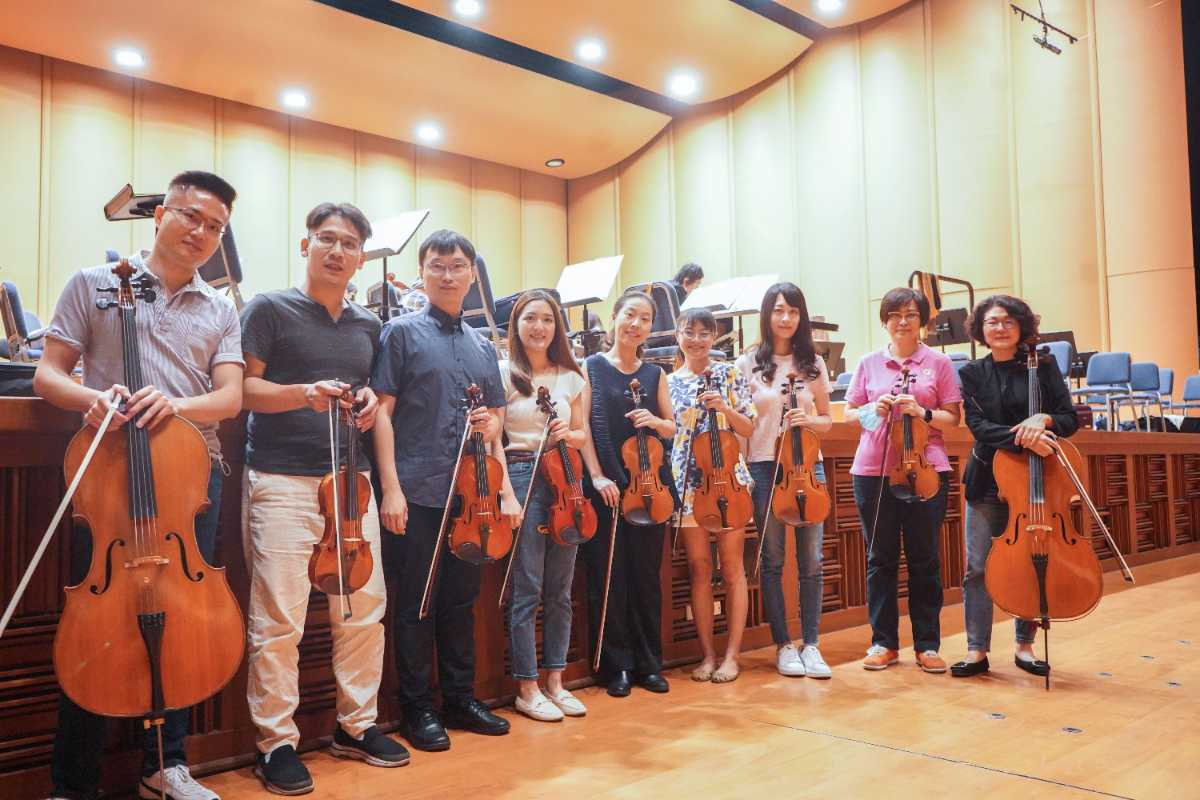 國臺交持奇美基金會提供的8把波吉名琴，加上小提琴家丁章媛（中）所使用由私人收藏借.jpg