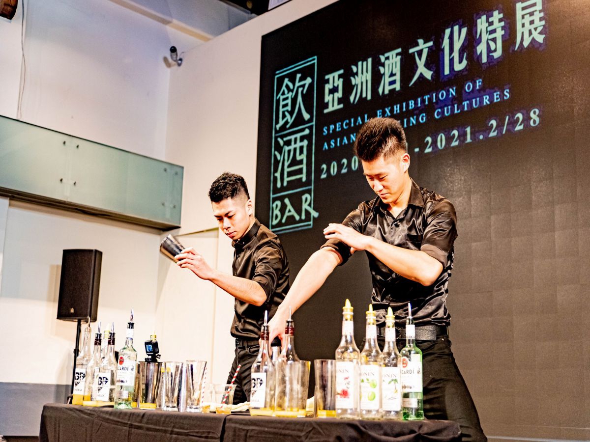 「飲酒Bar-亞洲酒文化巡迴展」開幕記者會，以雙人花式調酒表演為開幕掀起高潮 ...