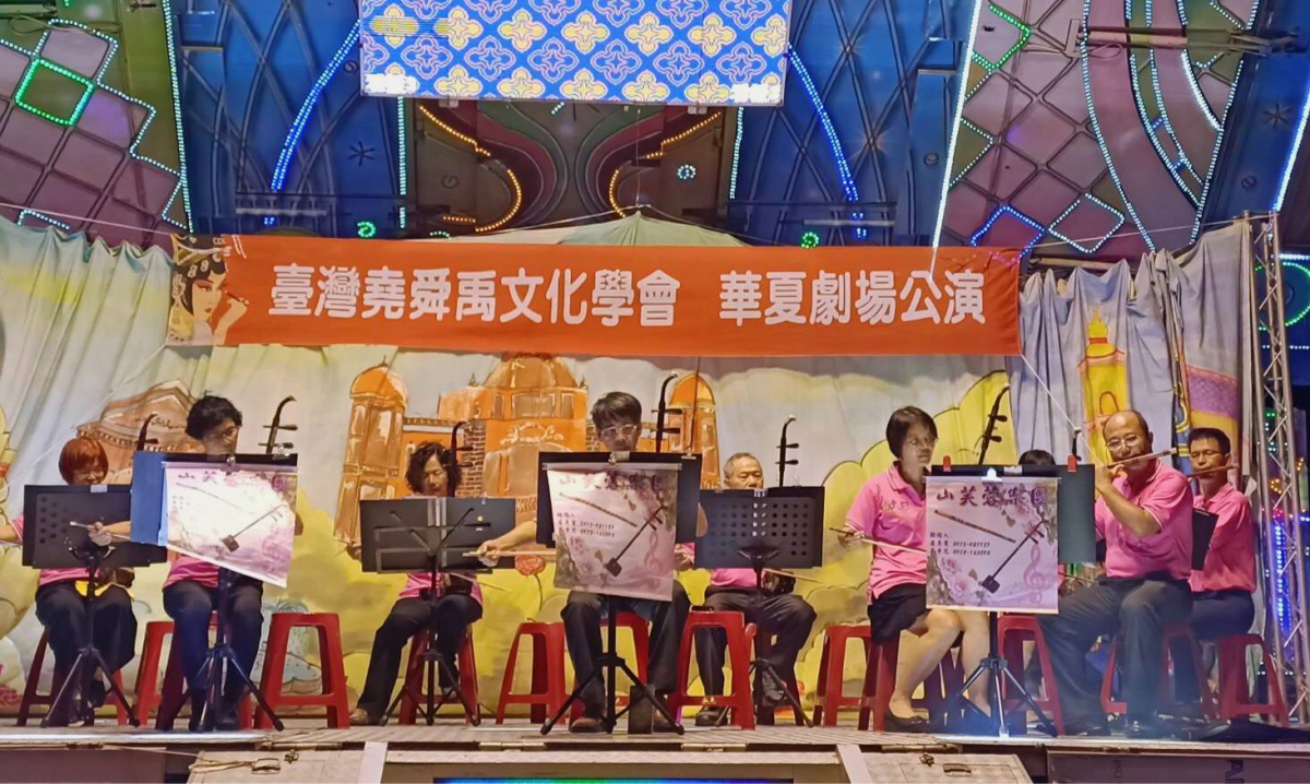 在舞台劇開演之前，是由盧彥斌校長所領軍的山芙蓉國樂團演奏三首樂曲
