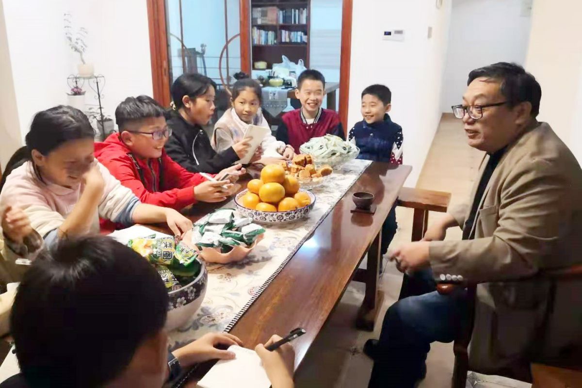 许大有先生接受小学生记者采访