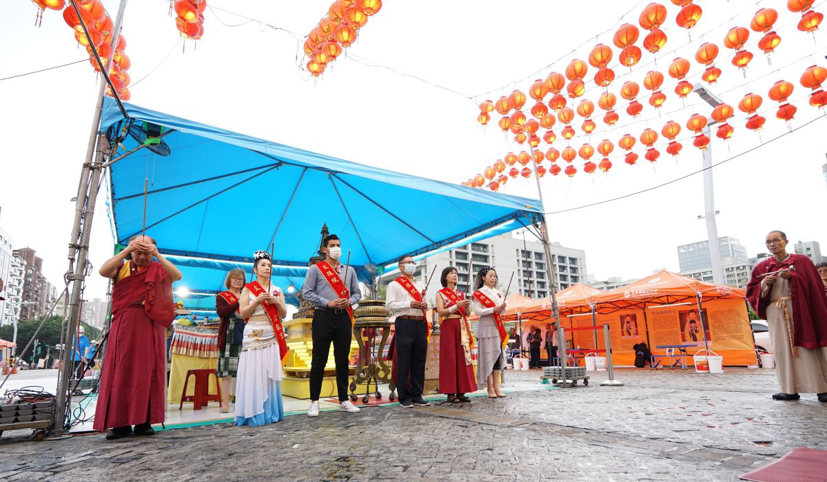 演藝團長上香祈福