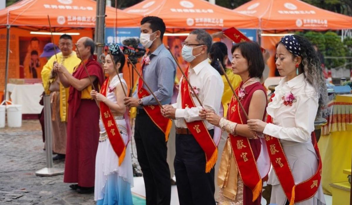 仁波切帶領演藝團上香祈福