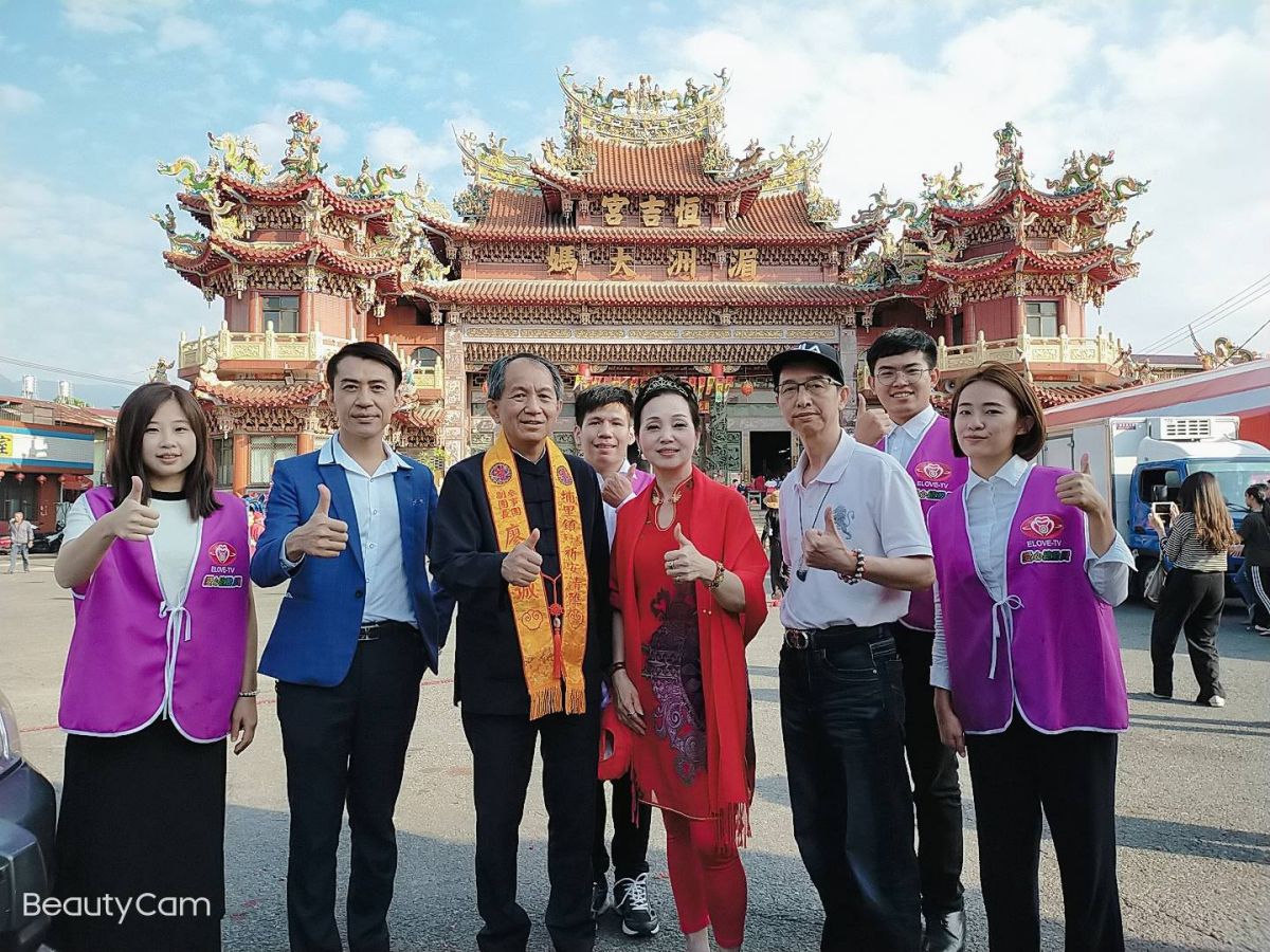 埔里鎮長廖志城(前排左三)天后媽祖傳奇2女主角洪美珍(前排右中)素食米其林名廚藍梓駿前排右二)及中華法心國 ...