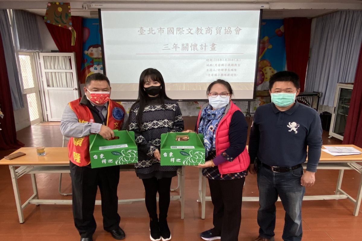 左起許順隆、張如君、葛詩語校長、黎光祥里長一同做公益。(泛美國際文教基金會提供) ...