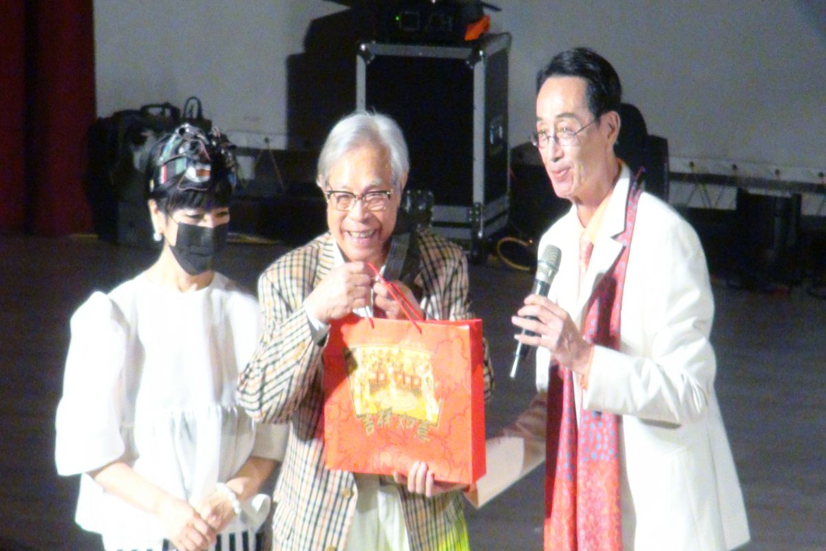 影星關聰致贈自己在香港食品獲首獎XO醬給85高齡老者